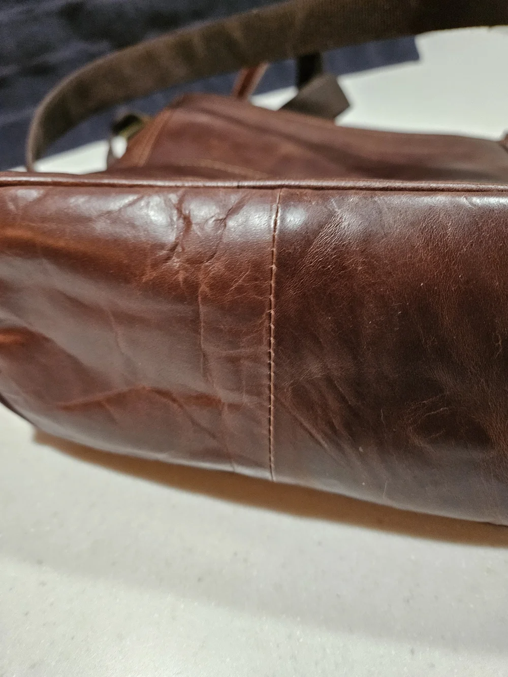 Leabag Unisex Detroit Shoulder Bag